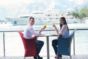 pareja con almuerzo en un hermoso restaurante foto