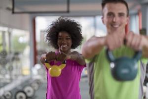 entrenamiento en pareja con pesas en el gimnasio crossfit foto