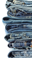 Pile de pantalons jeans sur fond blanc png