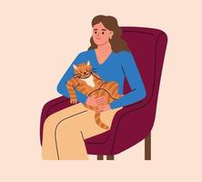 mujer sosteniendo un gato peludo a rayas de jengibre y sentada en el sillón. dueño del gato ilustración de vector plano de dibujos animados de mascotas.