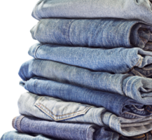 Pile de pantalons jeans sur fond blanc png