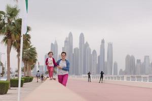 madre y niña linda en el paseo marítimo foto