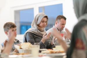 familia musulmana moderna que tiene una fiesta de ramadán foto