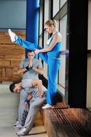 grupo de adultos jóvenes en el gimnasio foto