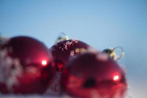 bola de navidad en la nieve foto