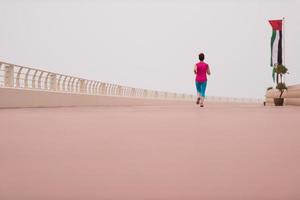 mujer ocupada corriendo en el paseo marítimo foto