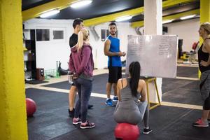 atletas recibiendo instrucciones del entrenador foto