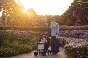 madre e hija en el jardín de flores foto