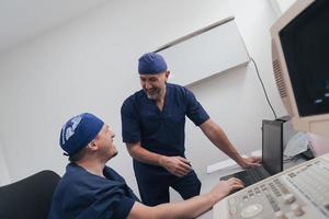 equipo médico ortopedista que examina la imagen digital de rayos X en la clínica en una computadora portátil foto