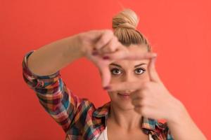 mujer joven sobre fondo de color foto