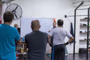 gente en un gimnasio foto