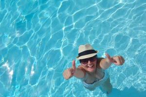 mujer feliz en la piscina foto