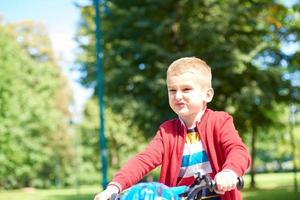 chico en bicicleta en el parque foto