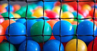 bolas de juguete de plástico de colores en la piscina de juegos foto