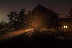 la casa con la ventana en llamas por la noche foto