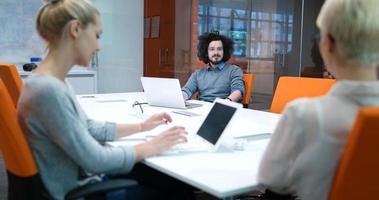 equipo de negocios de inicio en una reunión en un edificio de oficinas moderno foto