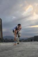 hombre en la posición inicial listo para correr foto