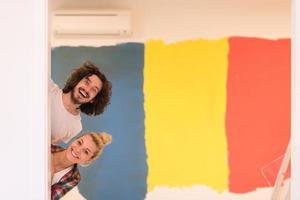 retrato de una pareja pintando una pared interior foto