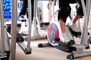 bicicleta de spinning en un gimnasio foto