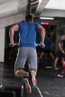 hombre haciendo ejercicios de barras paralelas foto