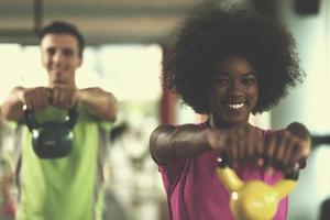 entrenamiento en pareja con pesas en el gimnasio crossfit foto