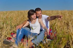 pareja feliz en campo de trigo foto