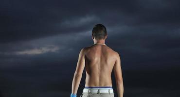 retrato de hombre joven en la noche foto