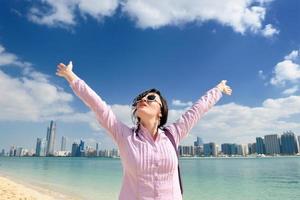 mujer turista feliz foto