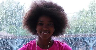 retrato, de, joven, mujer afro americana, en, gimnasio foto