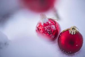 bolas de navidad en el árbol foto