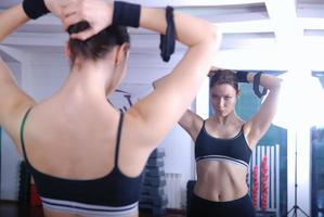 chica guapa en el gimnasio foto