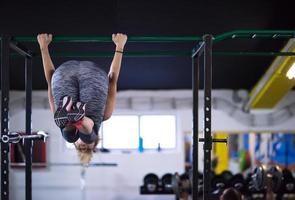 mujer haciendo ejercicios abdominales foto