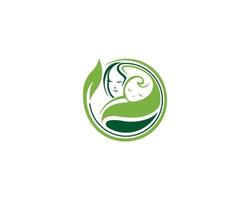 logotipo de mamá e hijo con plantilla vectorial de concepto de símbolo de hoja natural. vector