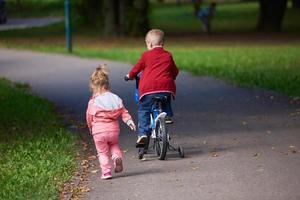 niño y niña con bicicleta foto