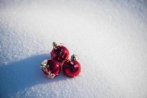 bola de navidad roja en nieve fresca foto