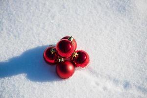 bola de navidad roja en nieve fresca foto