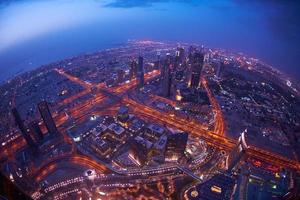 horizonte nocturno de Dubái foto