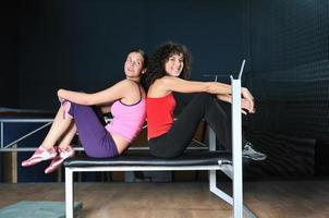 dos mujeres hacen ejercicio en el gimnasio foto