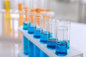 tubos de ensayo de laboratorio de ciencias con líquido químico azul y naranja foto
