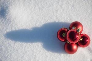 bola de navidad en la nieve foto