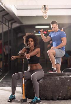 pareja multiétnica después del entrenamiento con martillo foto