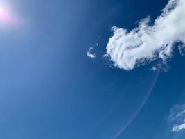 conjunto de nubes esponjosas con fondo de cielo azul soleado foto