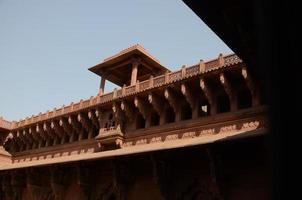 la hermosa obra de arte en el mármol blanco del taj mahal está en plena exhibición. los arcos clásicos y los diseños típicos insinúan la influencia distintiva de Mughal en esta arquitectura. foto