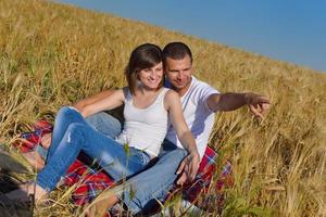 pareja feliz en campo de trigo foto