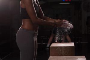 mujer negra preparándose para el entrenamiento de escalada foto