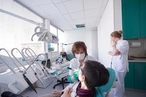 mujer paciente en el dentista foto