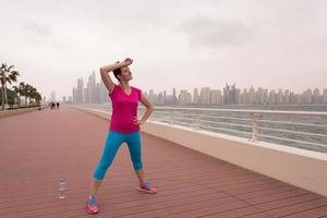 mujer estirando y calentando foto