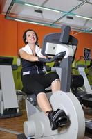 mujer joven haciendo ejercicio en el gimnasio foto