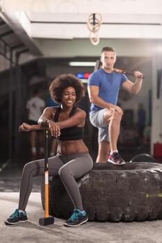 pareja multiétnica después del entrenamiento con martillo foto
