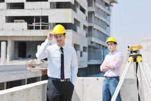 equipo de arquitectos en el sitio de construcción foto